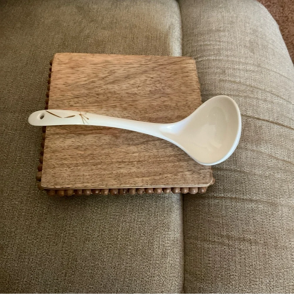 Vintage Melamine Spoon Tai-Hong 7006-A Sm Ladle White Leaf Pattern